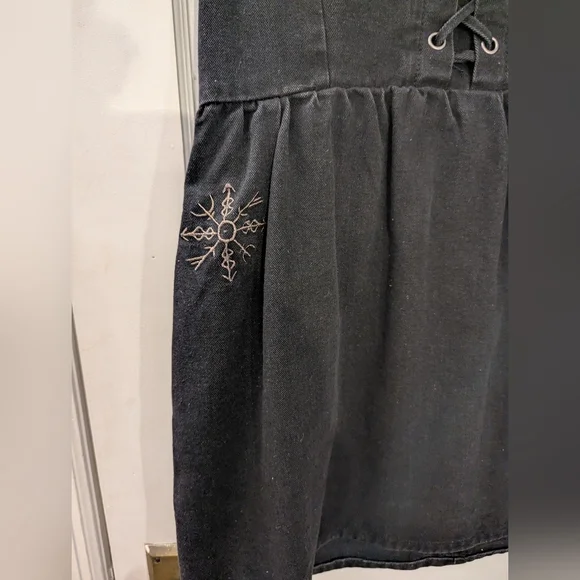 Black Lace-Up Dress with Embroidered Details - Picture 7 of 10